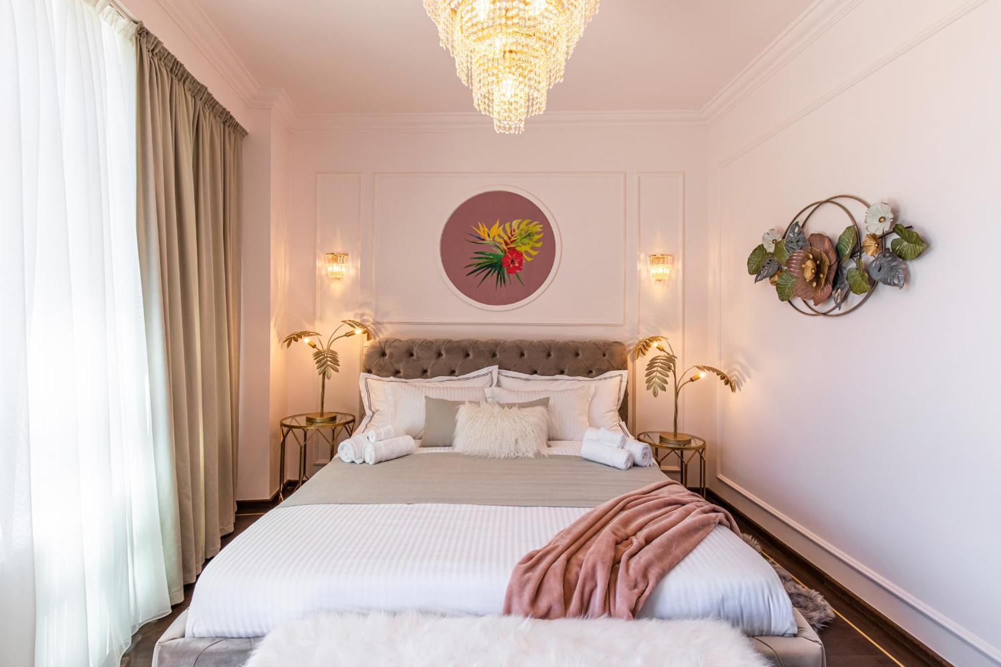 Old Town Luxury With Balcony